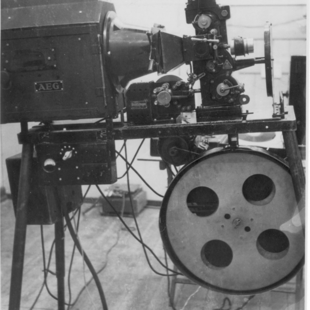 B1069 Filmfremviser fra Lillerød Bio 'Den gamle maskine' Fotograf ukendt 1950-1958 (s12ø).jpg
