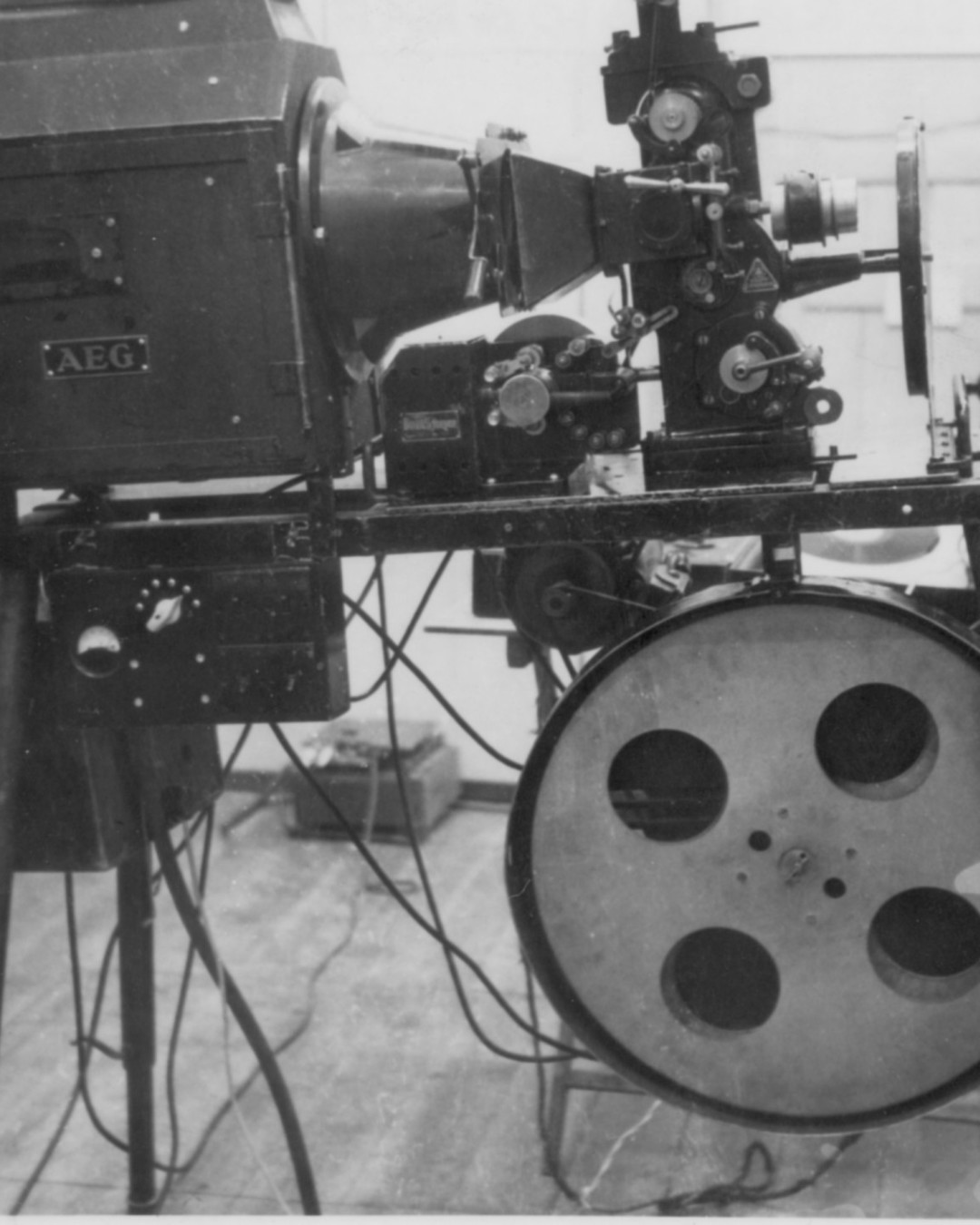 B1069 Filmfremviser fra Lillerød Bio 'Den gamle maskine' Fotograf ukendt 1950-1958 (s12ø).jpg (1)